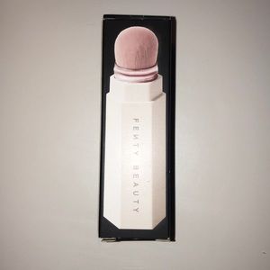 Portable contour and concealer brush